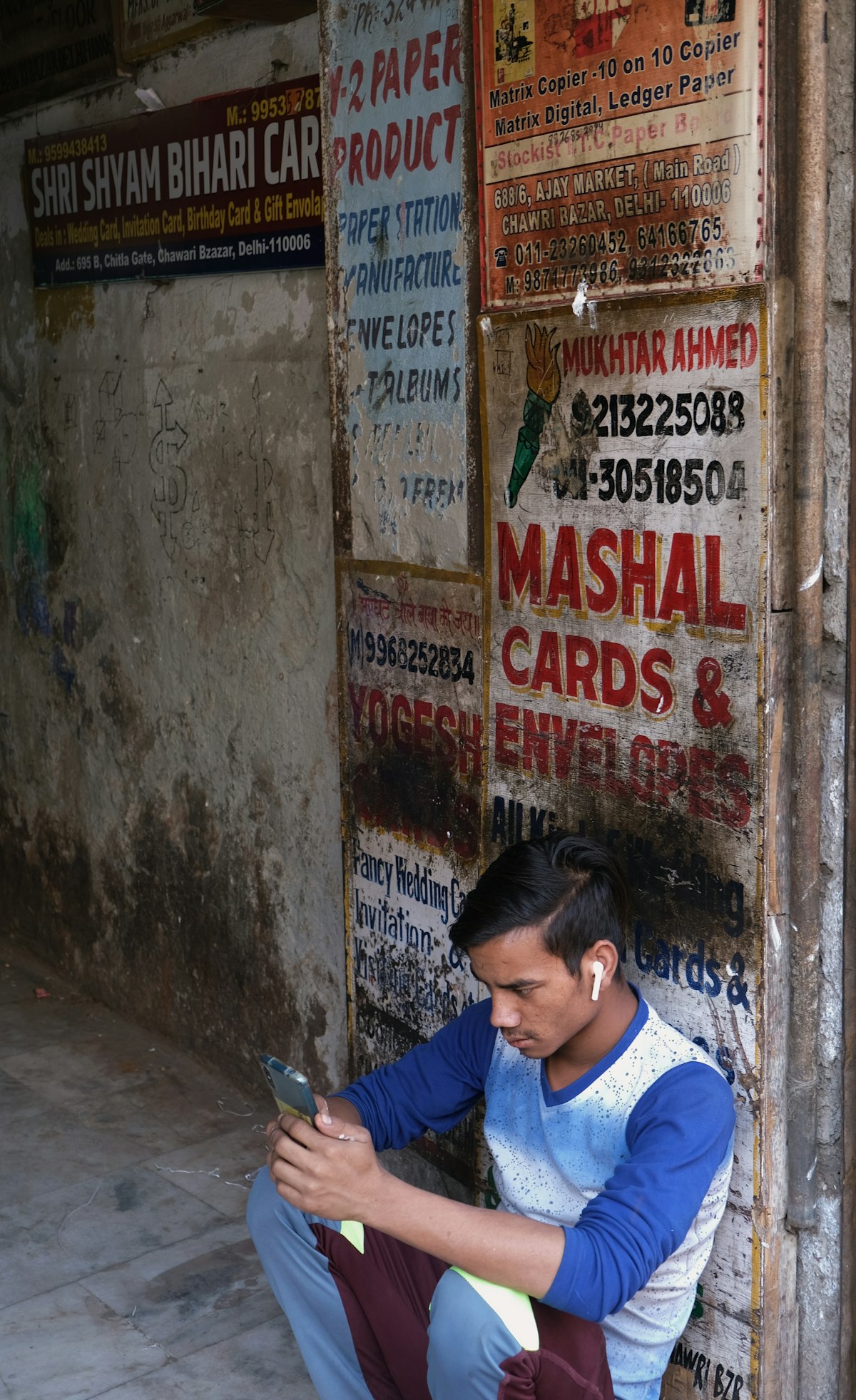 Customer reviewing products online